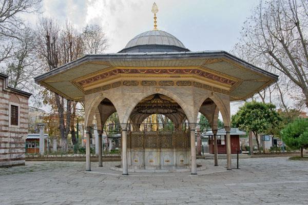 Osmanl'nn en itibarl medreselerinden biri Ayasofya'dr. Orada en bilge mderrisler (Ali Kuu gibi) ders verir, Ayasofya'dan mezun olanlarn n aktr daima.