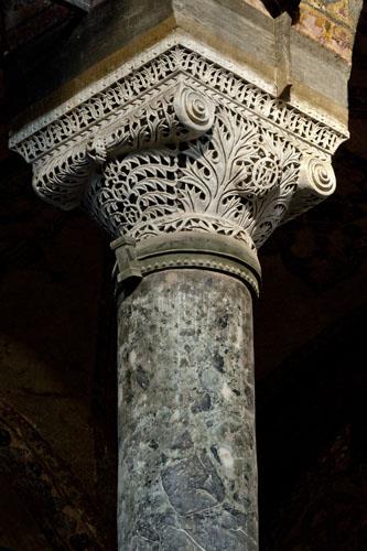 "Evet, askerim. Zaten onun iin sa olduum srece sizi bu kapdan geirmeyeceim! Eer zorlarsanz, makineliler alr. Kald ki, caminin drt kesine tahrip kalb yerletirdim, gzm krpmadan atelerim. Hele bir deneyin!"