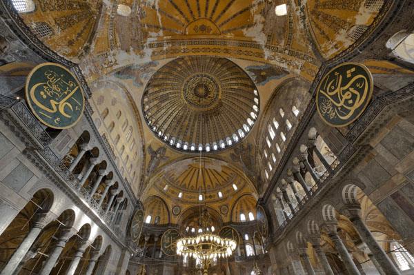 Ayasofya'nn stanbul mescitleri arasnda ayr bir yeri vardr. Padiah ve vezirleri teravihlerini orada klar, kandillerini orada idrak etmeye alrlar. Ramazanlar ok canl geer, Kadir Gecesi ahali toplanr buraya.
