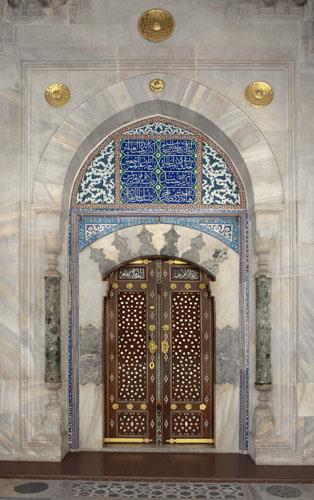 Ama silah eken, askerimizi ldren bedel demek zorundadr. En byk kiliseleri camiye evrilir, artk ha putu duramaz orada. Ayasofya da klla alnan bir camidir. Fatih Sultan Muhammed Han gereini yapar, mekan camiye evirip cuma namazn klar.