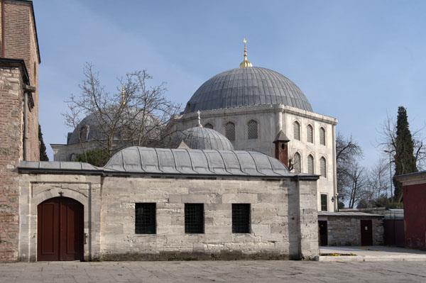 OSMANLI KORUR BAKAR    Ayasofya bizden paralar tar. Eer, Sinan'n elinden gemese bunca sene zor kalr ayakta. Minareler payandadr adeta.