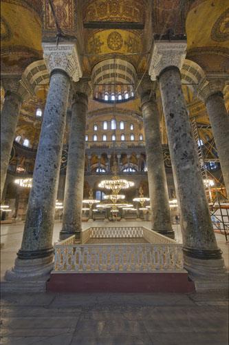 Mondros Anlamas ile I. Cihan Harbi'nin sona erdii ilan edilir ve 13 Kasm 1918'de stanbul igal edilir. Ancak o kara gnlerde Ayasofya'ya dokunamazlar.