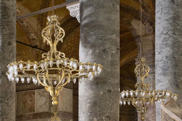 EKLN UURURUM    gal kuvvetleri bir Fransz birliini camiye yerletirmeye kalkar. Yamurlu bir gnde gelip kapya dayanrlar. Mehmetik sng ile yollarn keser adm attrmaz. ki ar makineli, apraz atei yapabilecek bir ekilde yerletirilmitir, namlular dner onlara.