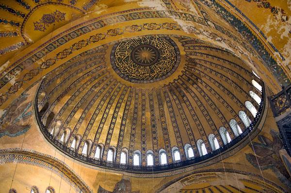 Ayasofya, caminin tesinde bir hrriyet mealesidir, bamszlk bayradr. Kimsenin tasarrufa yetkisi yoktur bizzat Fatih'in zerine kaytldr.