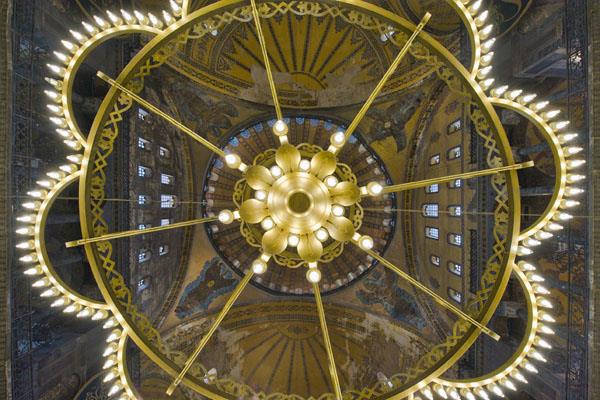 VAHDEDDN HAN YAKLATIRMAZ    Osmanlnn gten dt yllarda Batllar Ayasofya kubbelerine ha takma hayali kurarlar.