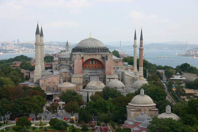 Ayasofya, Bizans devrinde  defa yaplr. mparator Konstantinos tarafndan 360 senesinde yaplan birinci kilisenin st ahap ile kapaldr. mparator Arkadios'un ve kars Eudoksia, stanbul Patrii Ioannes'i srnce halk ayaklanmas kar ve yaklp yklr (404). mparator II. Theodosios tarafndan ina edilen bazilika da maviler yeiller geriliminde ortadan kalkar (Nika syan, 532).