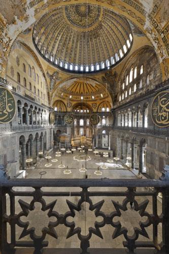 Ayasofya Trk ahap, ini, mermer sanatnn zirve eserleri ile donatlr. En nl hattatlar (Kazasker Mustafa zzet Efendi, hatta 2. Mahmud Han) Ayasofya iin levhalar yazar, kubbeleri kandillerle donatrlar. Bilhassa 16. ve 17. yy'da Ayasofya zenginleir. Mihraplar, minber, mezzin mahfilleri, vaaz krss, muvakkthane ve maksureler eklenir yapya.
