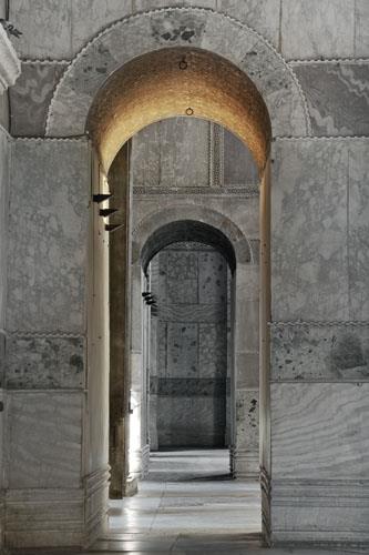 Ayasofya, mze olduktan sonra havasn kaybeder; bu hali mistik haz arayan Hristiyanlara bile itici gelir. Nitekim Alman Prof. Eckhard Unger ve Fransz tarihi Charles Diehl, Ayasofya'nn laikletirilip mze yaplmasndansa cami olarak kalmasn mdafaa ederler.