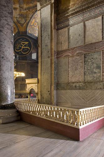 Tevfik Bey net bir ekilde "eri giremezsiniz buras bizim mabedimiz" der. Fransz komutan sorar: "Siz asker deil misiniz? Tahliye emri almadnz m?"