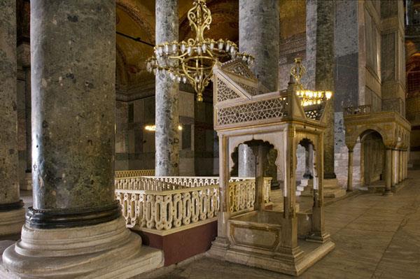 Vahdeddin Han igal gnlerinde dahi Ayasofya'da ayin yaptrtmaz. Kendisini koruyan hususi birlikleri Ayasofya'ya gnderir ve "an takmak isteyenlere ate edin" emrini verir aka.