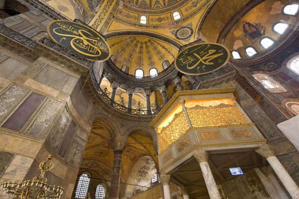 Ermeni ve Rumlar biz turist rehberiyiz ieri girmemiz lazm diye dileke verirler igal komutanlna. Cevaben girebilirsiniz dense de Osmanl kale almaz, sokmaz.