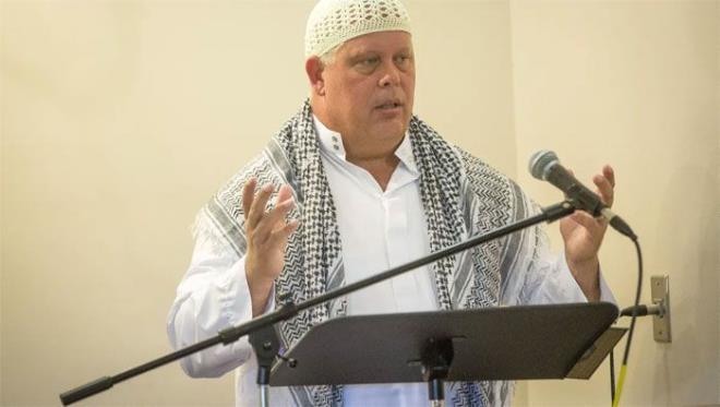 O imdi Muncie slam Merkezi'nin bakan    Mslman olduktan sonra birok insan iin ilham kayna haline geldiini anlatan Richard McKinney, u anda bir zamanlar bombal saldr dzenlemeyi planlad Muncie slam Merkezi'nin bakan.