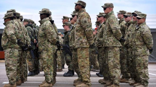 O dnemde yakalanp, cezaevine girmeyi dahi umursamadn anlatan McKinney, bir gn kk kznn eve gelip snflarna gelen yeni bir Mslman ocuun kyafetlerini anlatmas zerine, mahalledeki slam Merkezine giderek Mslmanlarla tantn belirtti.