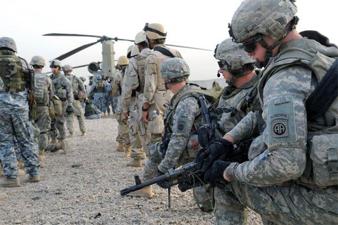 Uzak lkelerde grev ald    Yerel basndaki haberlere gre, ABD Deniz Piyadeleri bnyesinde Ortadou, Somali, Filipinler, Gney Amerika gibi blgelerde uzun yllar grev yaptn belirten McKinney, lkesine dndkten sonra iinin "Mslmanlara kar nefretle" dolduunu belirtti.