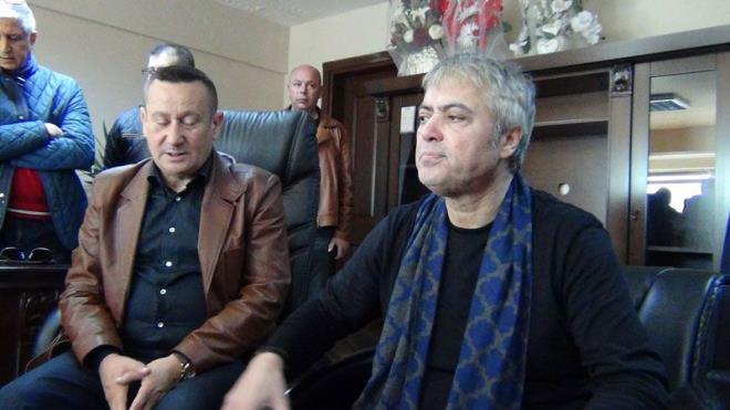 Sanat Cengiz Kurtolu, Tekirda'n Ergene ilesinde AK Parti adayna destek iin sahadayd. 31 Mart yerel seimlerinde AK Parti Ergene Belediye Bakan aday Hamdi Sarer'e destek iin esnaflar dolat, hayranlaryla fotoraf ektirdi. Cengiz Kurtolu, daha sonra AK Parti Ergene le Tekilat?nda basn mensuplarna aklamalarda bulundu. Cengiz Kurtolu, burada yapt konumasnda, "Kalbi btnlkle, samimiyetimle syleyeyim aramzda sevgiden te hibir menfaat olmayan kalbi birliktelikte bugn hem deerli dostlarma hem de Adalet ve Kalknma Partisi Tekilatn ziyaret ettim. Sevgili bakan aday m ziyaret ettim. Kendisine gnl verdiimi ak ak ifade ediyorum. Baarl olmasn da ak ak ifade ediyorum. nk bizim bekamz vatan, millet Sakarya?dr." dedi.