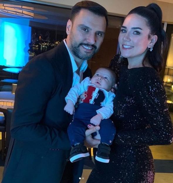 "Hayatmn en gzel ya... Yol arkadam, ruh eim, kalp ortam, akm, canmn ii kocacm, gzel kalplim, evimin direi, gzmn nuru... Dier yanmda canmn paras, nefesim olum ikinizi de ok seviyorum. Harika bir ya oldu benim iin. Tek dileim salkla, beraber yalanmak sizinle. oook kalabalktk. Gelen herkese ok ok teekkr ediyorum. Mutluluumu paylatnz benimle. Bugn gelen mesajlara, aramalara da tekrar teekkr ederim, ne gzel insanlar biriktirmiim. Ho gel 29!"