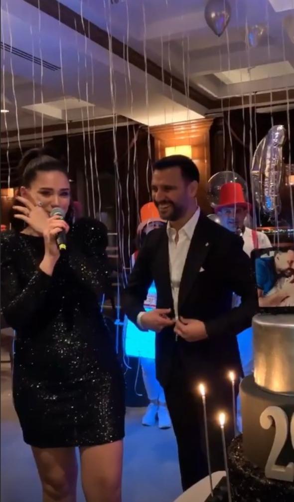 Ailesinin ve yakn dostlarnn katld partide Buse Varol teekkr konumas yapt. Duygusal anlar yaayan Varol, gzyalarn tutamad.