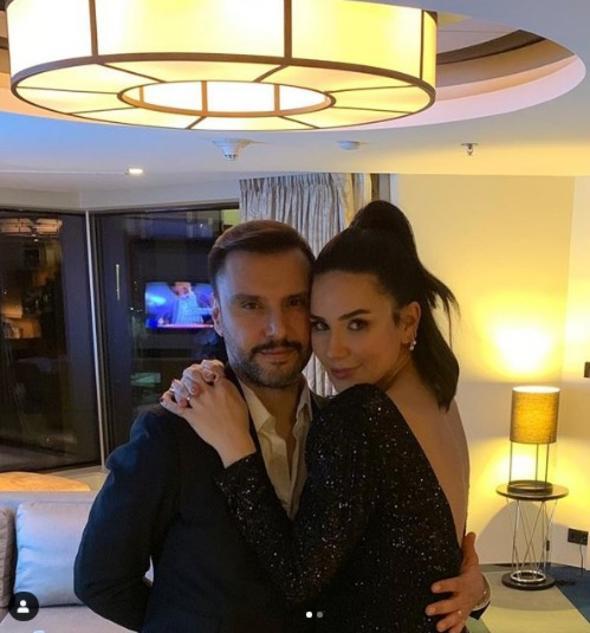 Buse Varol, Instagram sayfasnda da ei ve olu ile fotorafn paylap duygularn dile getirdi.