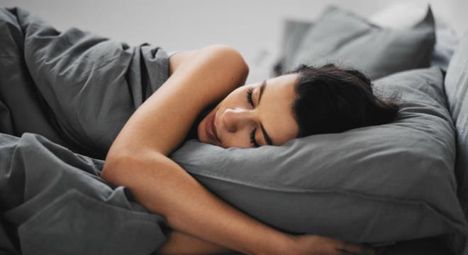 Uykudan nce 3 saat kuraln uygulayn<br>    ou kii yemek yedikten hemen sonra bnyeye gelen uyuma isteine yenik derek, gece boyunca midenin almak zorunda kalmasna neden oluyor. Geceleyin nasl dinlenme istei duyuyorsanz, midenize de bir dinlenme aral tanmalsnz. Uyku ncesi ar yemeklerden kann ve son nnzden 3 saat sonra uyumaya alarak; midenizin, sindirimi siz uyumadan nce tamamlamasna imkan verin.