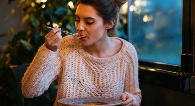 Hzl yemek yemeye son verin<br>    Yemek yemeye daha fazla vakit ayrmak ve porsiyonlarnz klterek gn ierisine yaymak, yemekten gerekten daha fazla keyif almanz salayacak. Baz eyleri lezzet almak iin yaptnz hatrlamanzda fayda var. Yemek srasnda btn lokmalar yerine, kk lokmalar almak midenizin sindirimi daha kolay yapabilmesini salar.