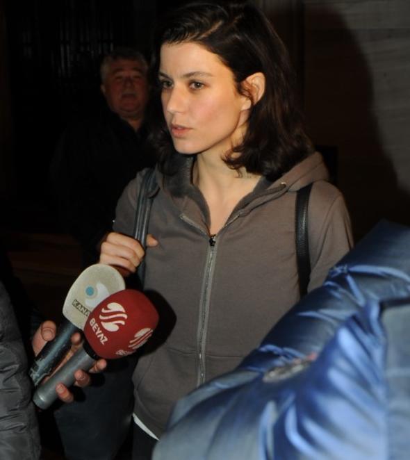 Son olarak ayrlk karar ald konuulan iftin 28 Mart'ta boanaca iddias gndeme geldi. Konuyla ilgili bugne kadar konumayan Beren Saat, sessizliini bozdu. nceki gn gittii mekan k 2. Sayfa muhabirleri tarafndan grntlenen Saat, 'Kenan Bey ile evliliinizde sorun var m?' sorusuna 'yle bir ey yok' yantn verdi.