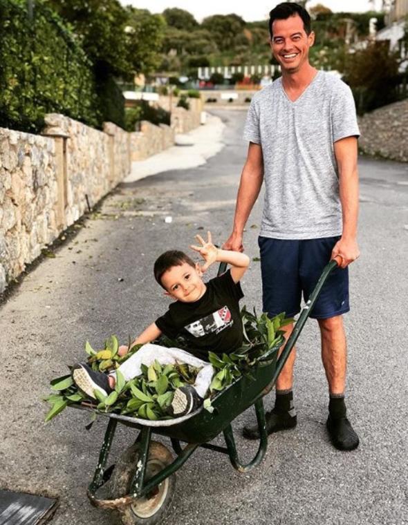 MD BAHE TEMZLEYP, BALIK TUTUYOR  Youn geen 7 yln ardndan ailesiyle birlikte Bodrum'a yerleen Alp Kran sessiz ve sakin bir hayat seti.