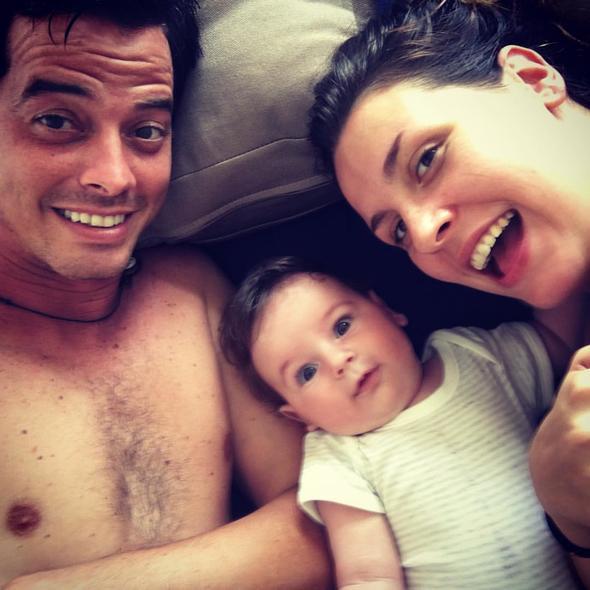 &#8216;Survivor&#8217;dan ayrlma kararm son &#8216;Survivor&#8217; bittikten sonra ailemle bulutuum an aldm. Onlar ok zlediimin farkna vardm. Ve onlarsz yapamayacam anladm. Sanrm &#8220;Kariyer mi yoksa aile mi?&#8221; sorusuyla o anda yzletim. zellikle aileye ikinci ocuumuzun da katlmasndan sonra eimin ve ocuklarmzn bana daha ok ihtiyalar olacan grdm ve Trkiye&#8217;de, onlarn yannda olmay setim. Bu dncemi Acun aabey ile paylatm, o da anlayla karlad. Asla bir krgnlm olmad, olamaz da. Acun Ilcal mrmn sonuna dek aabeyimdir. Sayg duyduum bir insandr.