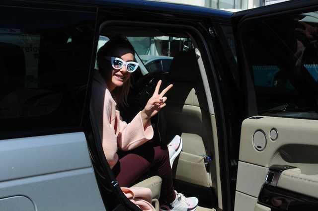 Gazetecilerin, "Oyunculuk teklifleri gelirse oynar msnz?" sorusu karsnda Suba, &#8220;Dizi iin ok vaktim yok, gezmekten ekimlere vakit ayramam ama bir film olabilir. "