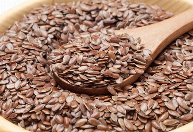 Diyetlerde sk kullanlan ve protein, demir, potasyum ve lif ynnden zengin olan kinoa yerine nlerde yemek olarak veya salatanza ekleyerek yeil mercimei alternatif yapabilirsiniz. Balk mevsiminin sona erdii bu gnlerde Omega-3 ihtiyacmz karlamak iin yine diyetinize balk yerine, keten tohumu ve ceviz ekleyebilirsiniz.Ayn ekilde semizotu da en kaliteli Omega-3 kaynaklarndan birisidir. lave olarak keten tohumu eklenmi bir semizotu salatas ile hem salkl bir n oluturup hem de Omega-3 ihtiyacmz giderebiliriz. Avokado; potasyum, magnezyum, A ve E vitamini ierir. Brlce de avokado gibi potasyum ve A vitamini ierir. Kolesterole, tansiyona ve kabzla iyi gelir.