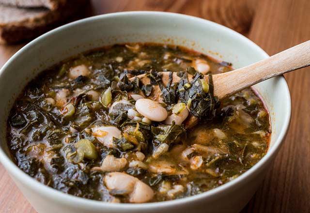 En yksek protein kayna anne stnden sonra yumurtadr. Krmz ete alternatif olarak protein ihtiyacnz daha uygun fiyatl yumurta ile salayabilirsiniz. Krmz ete dier alternatif ise kurubaklagiller&#8230; erik asnda protein deerleri neredeyse krmz etle ayn deerdedir. Ayrca krmz etten farkl olarak kurubaklagiller (kuru fasulye, nohut, bezelye, barbunya) yksek oranda lif ierii nedeniyle zellikle kabzlk ikayeti yaayan bireylerin barsak florasn dzenlemeye yardmcdr.