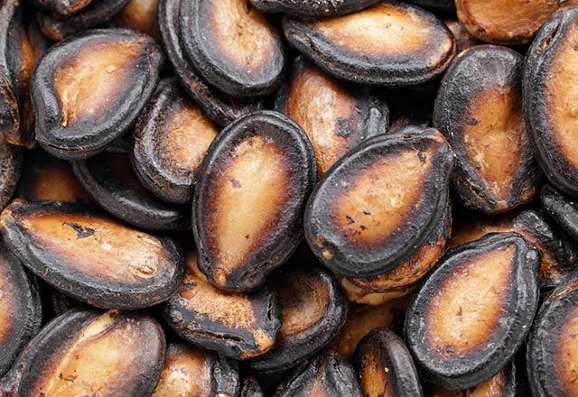 Ara nlerde attrmalk olarak kabak ekirdei yerine besin deeri yksek, fiyat ucuz olan karpuz ekirdei tketilebilir. 100 gramnda yaklak 30 gr gibi zengin bir protein ierii vardr. Fakat yal tohumlar snfna girdii iin ayn zamanda yksek enerji iermektedir. Bu yzden porsiyon miktarna mutlaka dikkat edilmelidir.Hibir besin tek bana mucize deildir. Fakat gnlk diyetinizi renklendirmek adna ceviz, badem de gzel bir alternatif olabilir. Bu kuruyemileri kabuklu olarak alrsanz hem daha ekonomik olur hem de ka adet yiyeceinizi daha kolay hesaplayabilirsiniz.