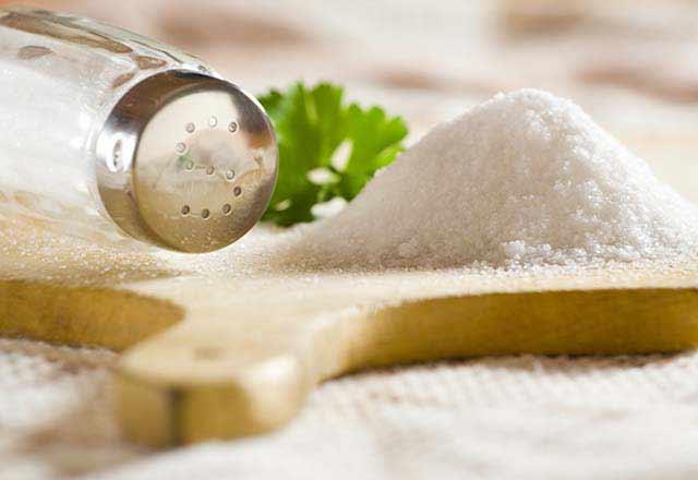 Fazla tuz dehidrasyona sebep olur<br>    Tuz vcudun su tutmasna neden olarak deme yol ayor. Ayrca hcrelerin klmesine neden olarak susuzlua yol ayor. Vcut susuz kaldnda cilt kryor ve daha erken yalanyor.