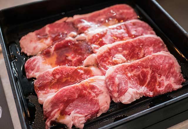 lenmi etler de dehidrasyona neden olur  <br>  Birok kii tarafndan sevilen sosis, pastrma ve arkteri etlerde ok miktarda tuz ve koruyucu madde bulunur. lenmi etlerin tketimi dehidrasyona neden olur ve iltihaplanmay tetikler. Ayrca bu rnler vcuttaki C vitamini miktarn drr ve bu da kollajen oluumu asndan ok nemlidir. Bunun yerine et tketimini azaltn ve sebzeli sandviler tercih edin.