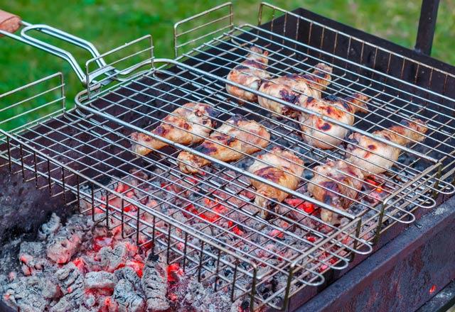 Mangal kmrnde pien etler cilde zarar verir  <br>  Siyah ve kmrlemi olan et vcuda ciddi anlamda zarar verir. Bu durum cildiniz iin kolajen gibi temel zellikleri bozabilir ve yal bir grnme yol aar. Mangal yaparken, siyahlam etten uzak durun.