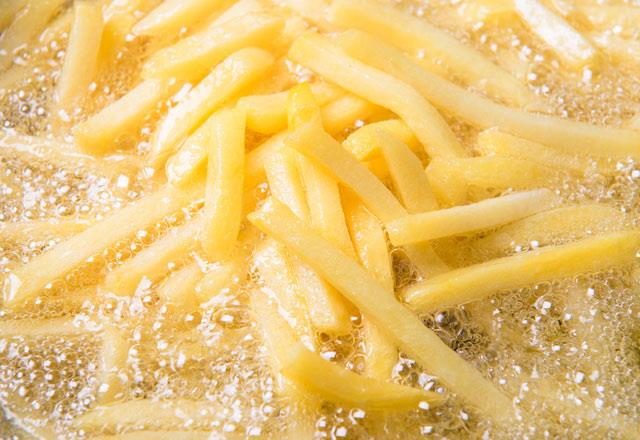 Kzarm patatesler vcudunuzdaki nemli mineralleri azaltr<br>    Patates vcudumuzun iine girdikten sonra annda ekere dnr. zellikle yksek yalarda kzartlan patatesler ve yiyecekler serbest radikalleri, serbest brakr bu da ciltte hcresel hasara neden olur. Patatesi en zararsz ekilde tketmek istiyorsanz ya halayn ya da frnda piirin