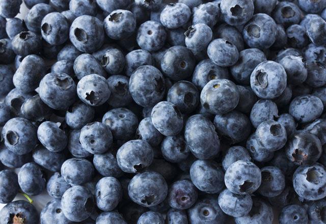 Cildinizin taze ve gen grnmesi iin en iyi besin listesi:<br>    Nar: Vitamin ve antioksidan asndan cildinizin gnein zararl nlarndan korumak iin savarlar.<br>  Szma zeytinya: Omega 3 ve cilde iyi gelen ya asitleri ierir.<br>  Yaban mersini: Antioksidanlar asndan zengin olan yaban mersini, kan damarlarnn elastik kalmasna ve kan basncnn dmesine yardmc olur.<br>  Yeil ay: Cildinizi UV nlarndan korur.