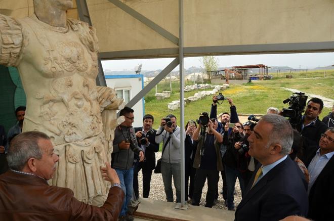 Denizli'deki Laodikya Antik Kenti'nde devam eden kaz almalarnda M.S. 113 ylnda yaplan Roma mparatoru Traian heykeli gn yzne karld. Dnyada ei benzeri bulunmayan ve 356 para halinde gn yzne karlp birletirilen heykelin yannda bir de elleri arkadan bal Dacial dman askeri tasviri bulunuyor.