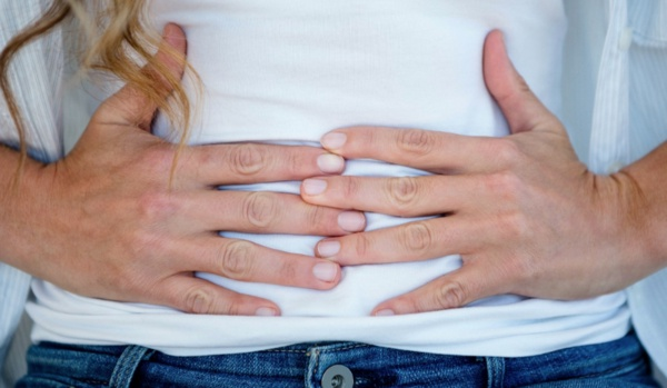 Gaz ve ikinlii hafifletmek iin ne yaplmaldr?  <br>- Yemekleri belirli saatlerde yemeye zen gstererek sindirim sistemimizi ritmini dengelemeliyiz.  - Dklamamz gnn ayn saatinde yaparak barsak eitimi salamalyz.  - Safra veya pankreas bozukluu gaz, ikinlik yaratabilir. Kontrol ettirmeliyiz.  - Kabzlk iin fiziksel aktivite, en az gnde 2 litre su imek gerekir.