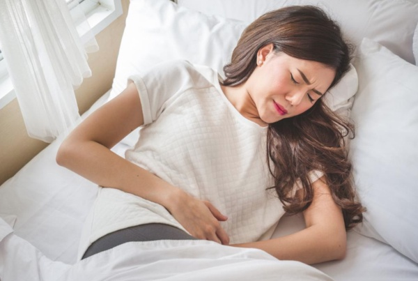 &#8220;Mide asidi bizi gdalarla az yoluyla aldmz kt bakterilerden korur. Uzun sreli kullanlan mide ilalar, mide asidini azaltr ve sonucunda patojen dediimiz kt bakteriler barsaklara yerleir. Sonrasnda ise barsak duvarn harap ederek &#8216;geirgen barsak sendromuna&#8217; yol aar. Bylece birok kronik hastala davetiye kartr.&#8221;