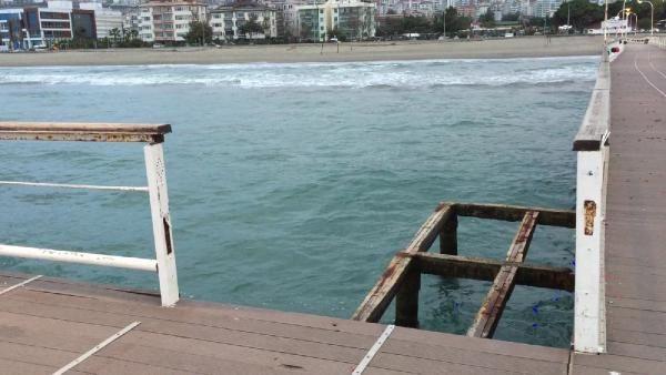 ddiaya gre, kardeinin denize atlad gren Yunus . de peinden suya atlad. kiz kardeler suda rpnmaya balad.