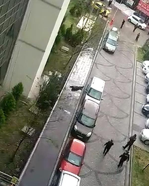 evki . hastaneye alnp mdahale edildi ancak 8 katl hastane binasnn atsndan atlayan ahs kurtarlamad.