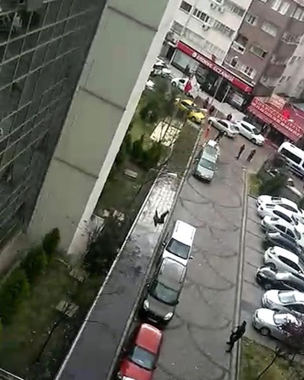 Bir taraftan da polis ahs ikna etmek isterken atdan sarkan evki . beton zemine kendini brakt.