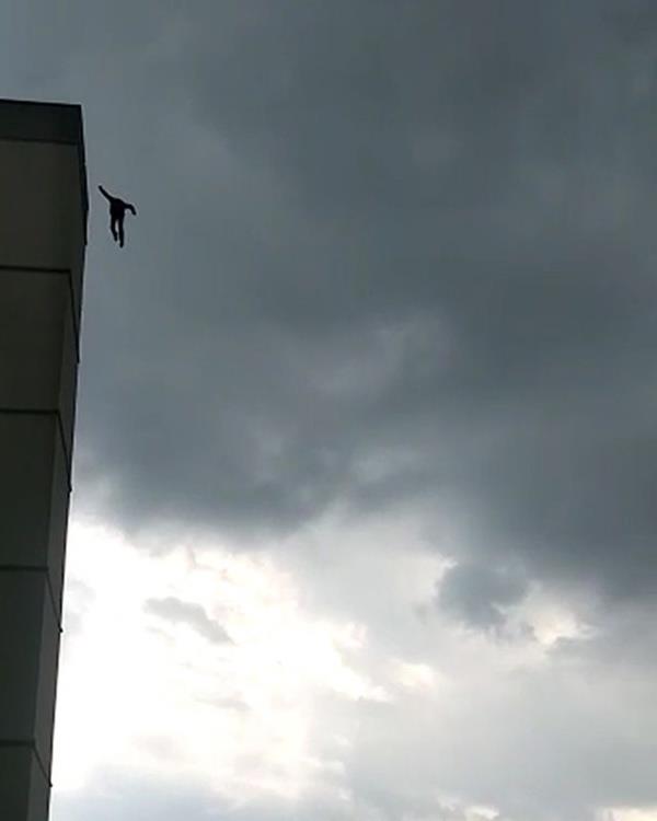 Ancak hastal bir trl gemeyen evki . bugn de Seyhan Devlet Hastanesine gelip atya kt.