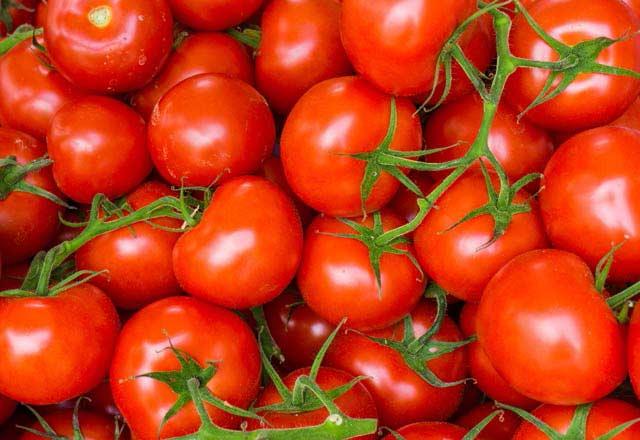 Domates: %90 pestisit ieriyor<br>  Yetitirilen ortalama bir domatesin, yaklak 4 adet bcek ilac ierdii bulundu.