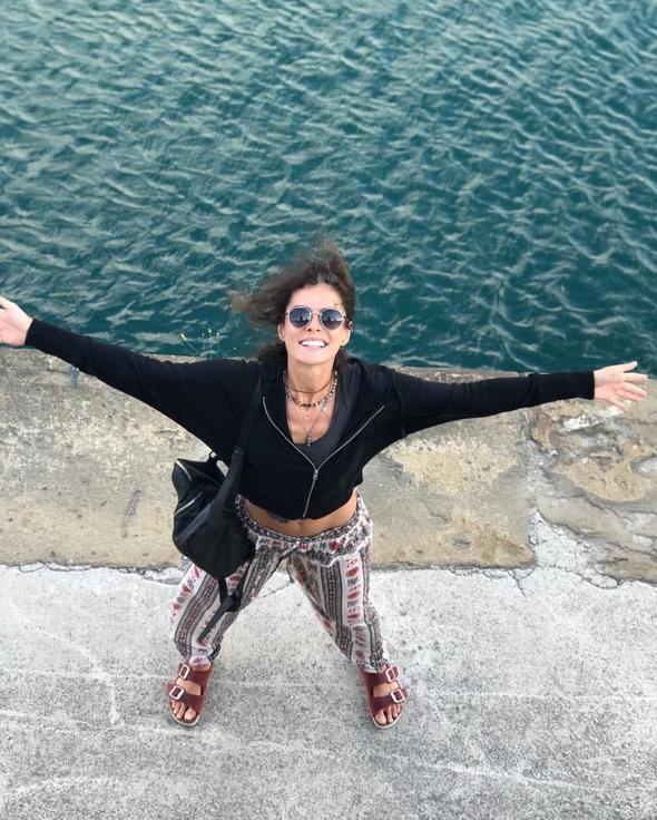 �zpirin�ci “Mezun oldu�umda diplomam� babama uzat�p ‘Bu senin istedi�indi, �imdi s�ra bende’ dedim. O da bakt� ki oyunculuk benim i�in ge�ici bir heves de�il, var g�c�yle destekledi beni” dedi.