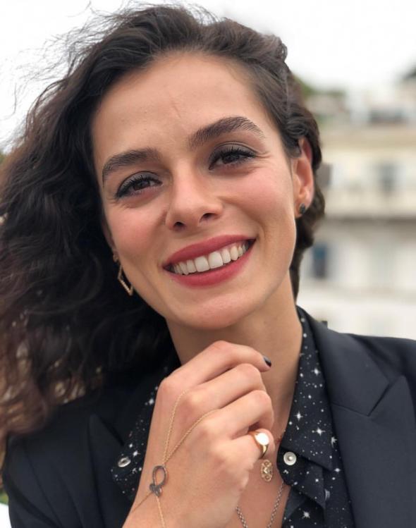 K���kl���nden beri ba��ndan ge�en olaylar� enteresan k�lmak i�in s�sledi�ini itiraf eden �zpirin�ci, s�zlerini ��yle tamamlad�:    “K�zd�m kendime ama her �eyi oldu�u gibi anlatmay� ��rendim. ��nk� tek iste�im do�ru ya�amak.”