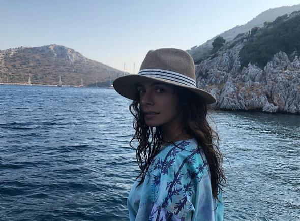 Tek iste�im do�ru ya�amak  <br>  D�nyada yeterince iyilik olmad���ndan, iyilik yapmak istedi�inden bahseden �zge �zpirin�ci, “�nceden duygular�m� ifade edemezdim. Art�k insanlara do�ruyu s�yleyebiliyorum” dedi.