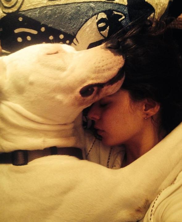 Instagram hesab�n� aktif bir �ekilde kullanan oyuncu, bunu de�arj olmak i�in yapt���n� s�yledi ve “Ama �yle bir yere evrildi ki, b�t�n foto�raflar m�kemmel, b�t�n pozlar �ahane, her k�yafetin bir duru�u, bir anlam�, bir alt metni var. �ok yorucu, �ok s�k�c�, �ok k�s�tlay�c�. �yle ya�ayamam ben ama �yle ya�ayanlar� da yarg�lam�yorum asla. Tercih meselesi bu” dedi.