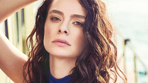 �ZGE �zpirin�ci, Vogue dergisinin yeni say�s� i�in objektif kar��s�na ge�ti. Kendisiyle ilgili merak edilenleri yan�tlayan oyuncu, okul y�llar�nda Marmara �niversitesi Hukuk B�l�m�’n� kazand���n� ama babas�n�n y�nlendirmesiyle Sabanc� �niversitesi Y�netim Bilimleri B�l�m�’ne girdi�ini s�yledi...