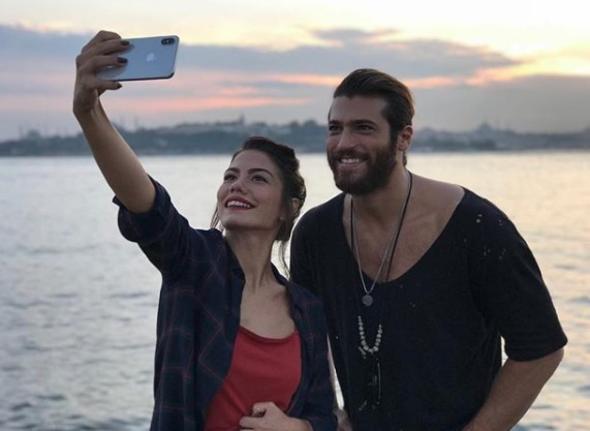 Ancak foto�raf makinesi dizide rol alan yard�mc� oyunculardan birinin ba��na geldi. Oyuncu apar topar hastaneye kald�r�ld�.